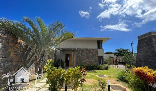 Beautiful villa in Mauritius, 6 minutes from the sea and the city centre, with 4 master suites and many amenities!
